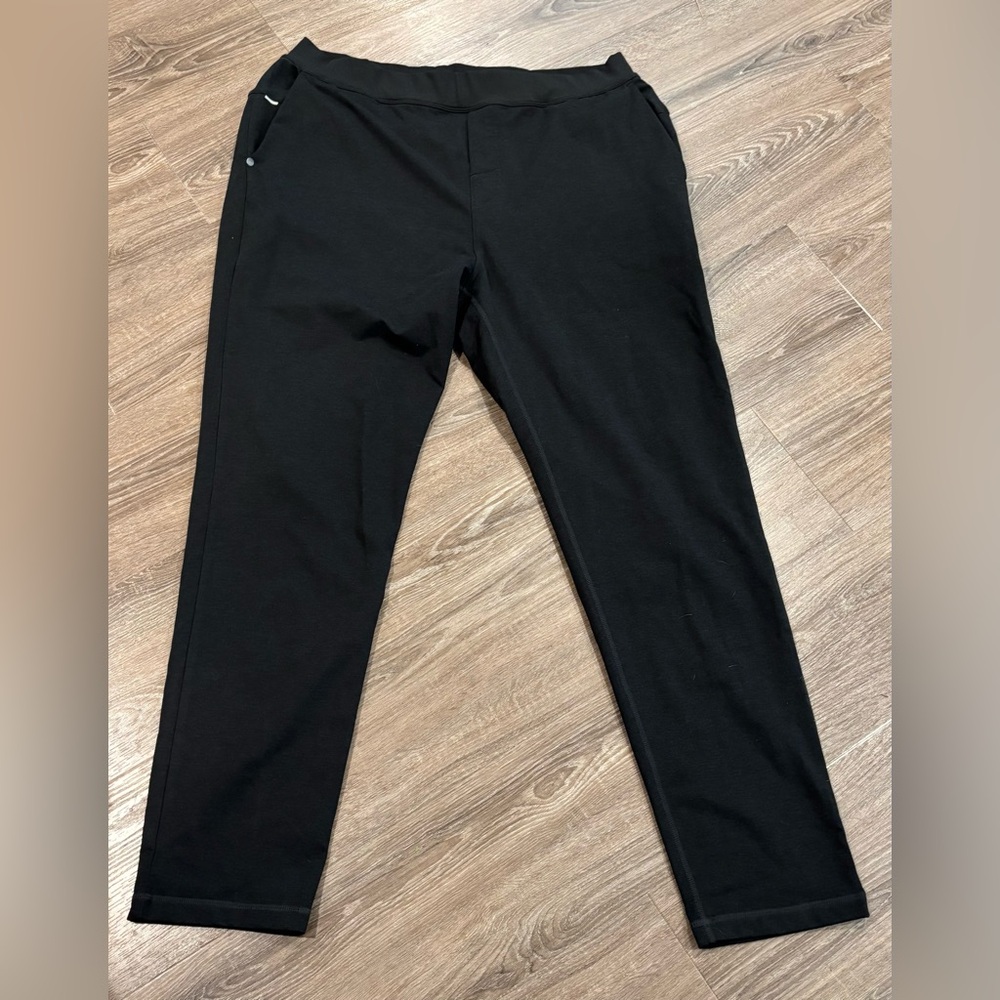 Men’s Vuori joggers. Size XXL. New in package.
